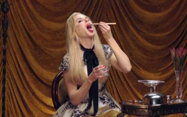 Atriz Nicole Kidman aparece em vídeo comendo larvas