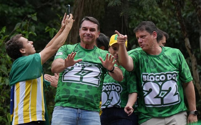 Tarcísio de Freitas (dir.) ao lado de Flávio Bolsonaro durante a campanha eleitoral Tarcísio de Freitas (dir.) ao lado de Flávio Bolsonaro durante a campanha eleitoral