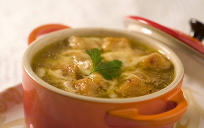 Foto da receita Sopa de cebola gratinada com queijo prato pronta.