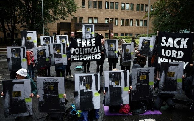 Manifestantes apoiam as ativistas ambientais da Just Stop Oil, Phoebe Plummer e Anna Holland, em 27 de setembro de 2024, do lado de fora do Southwark Crown Court, em Londres