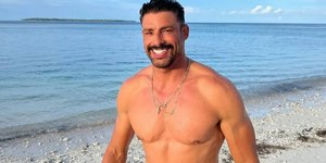 Cauã Reymond surge de cueca e surpreende seguidores: "Que tudo"
