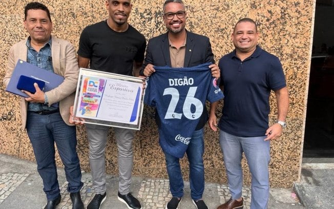 Revelado pelo Fluminense, Digão recebe comenda de mérito esportivo em Duque de Caxias