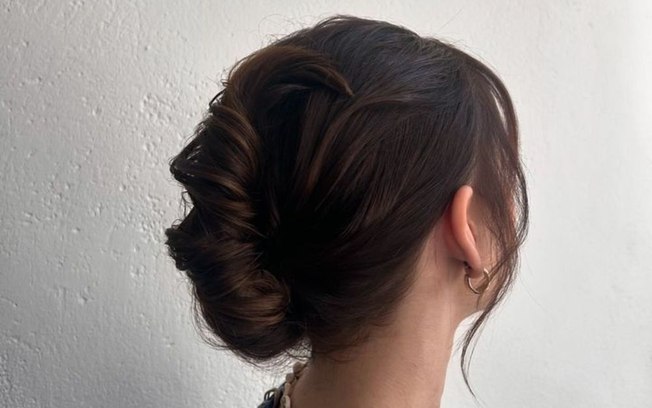 Coque ‘french twist’ é tendência de penteado que voltou dos anos 90