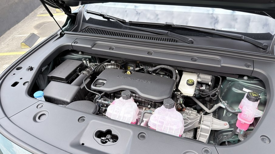 Compartimento dianteiro abriga o motor a gasolina que atua como gerador de energia.