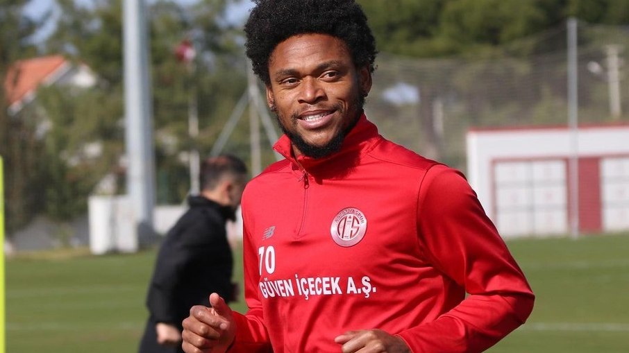 Luiz Adriano atualmente defende o Antalyaspor