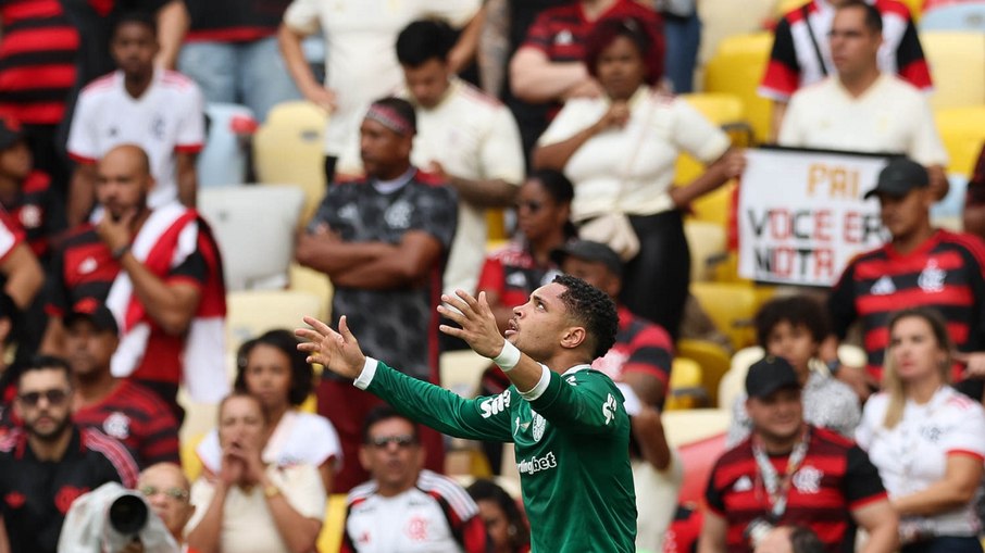 Vitor Roque na partida contra o Flamengo