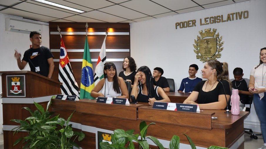 Jovens do Instituto Itacolomi conhecem o plenário da Câmara de Vinhedo