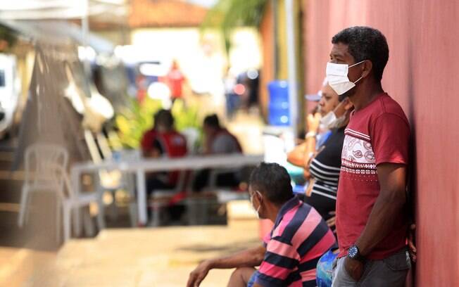 Familiares aguardam trabalho da perícia nos corpos dos mortos durante rebelião em presídio de Altamira (PA). Máscaras são usadas por conta do mau cheiro
