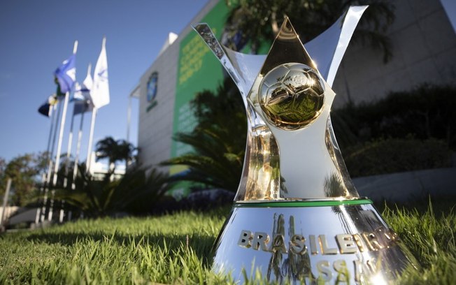 Torcedores analisam tabelas dos concorrentes ao título do Campeonato Brasileiro