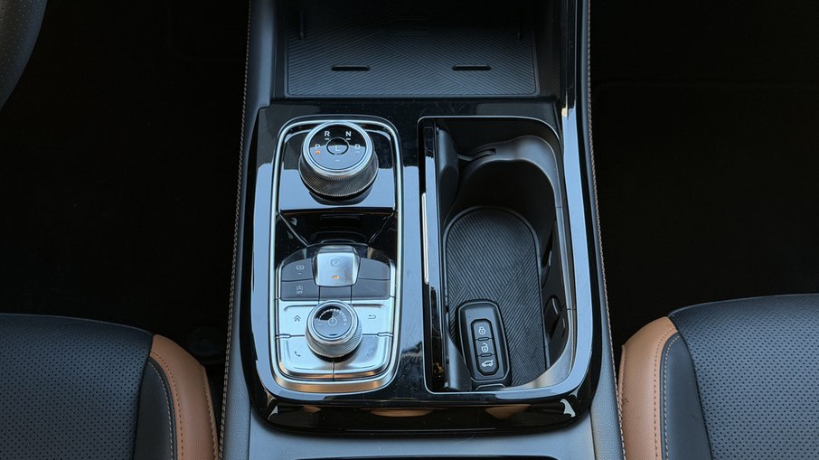 Console central do Ford Territory Titanium 2026 tem seletor giratório de câmbio, auto hold e carregador por indução