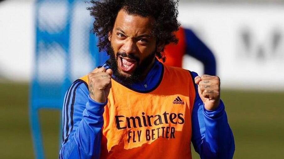 Marcelo se diverte em treino pelo Real Madrid