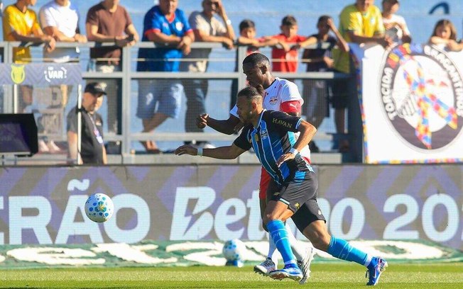 Técnico lamenta gols anulados, reclama das expulsões na comissão técnica e assume responsabilidade pelos resultados Técnico lamenta gols anulados, reclama das expulsões na comissão técnica e assume responsabilidade pelos resultados