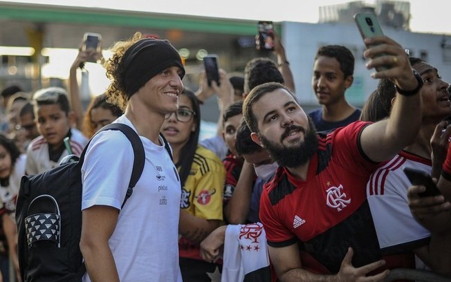 Com clima de festa, Flamengo desembarca em Florianópolis e elenco retribui carinho da torcida