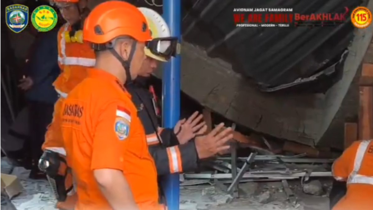 Equipes realizam resgate em escola que desabou na Indonésia Equipes realizam resgate em escola que desabou na Indonésia