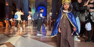 Vestida de Nossa Senhora Aparecida, menina celebra 12 de outubro