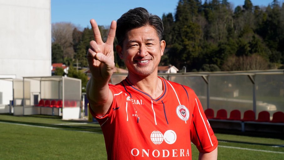 Aos 56 anos, Kazu Miura renova contrato com clube 