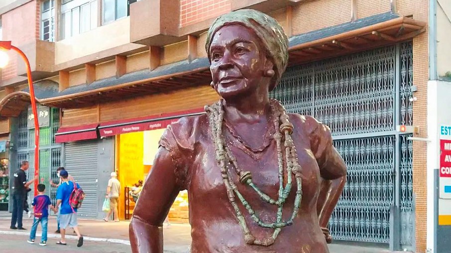 A sambista Madrinha Eunice foi homenageada com uma estátua na Praça da Liberdade, em São Paulo