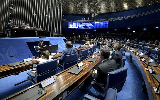 Plenário do Senado aprovou, com 47 votos favoráveis e 28 contrários, a suspensão do decreto das armas