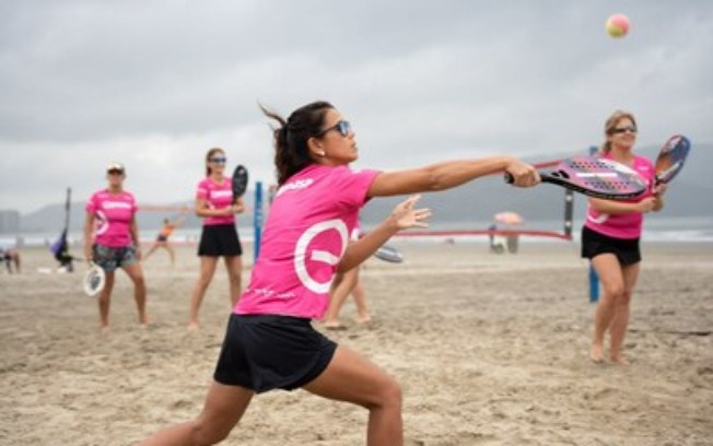 Esporte e informação: torneio de beach tennis com o tema menopausa reúne centenas de mulheres nas areias do litoral paulistano