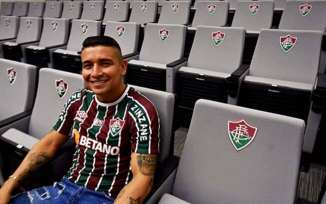 Pineida celebra acerto com o Fluminense e revela 'inveja' de Sornoza: 'Ansioso para começar'