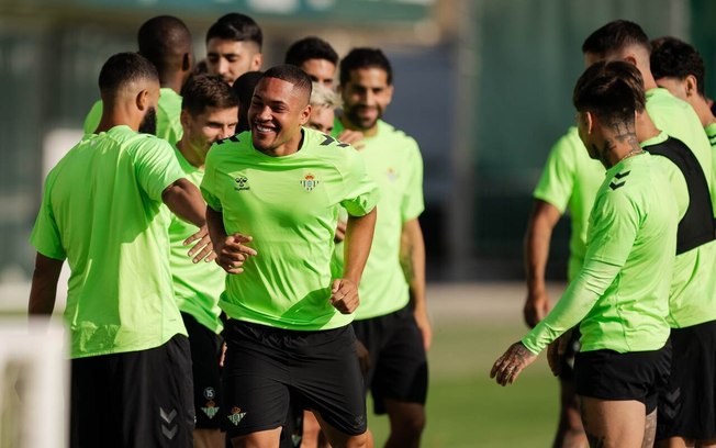 Vitor Roque em seu primeiro treinamento como jogador do Betis 