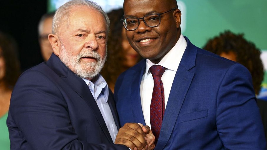 O presidente eleito, Luiz Inácio Lula da Silva, e o ministro dos Direitos Humanos, Silvio Almeida, durante anúncio de novos ministros que comporão o governo.