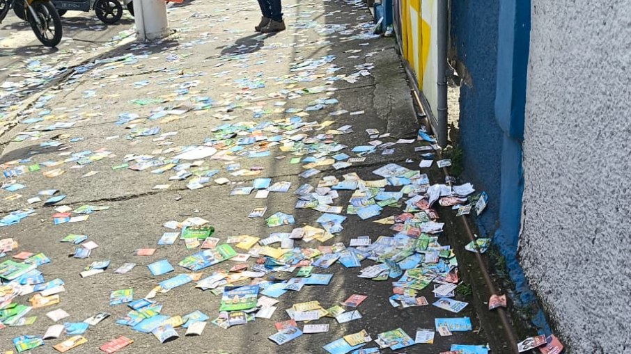 Santinhos nas ruas perto do Colégio Estadual Guilherme Briggs, no bairro Santa Rosa, em Niterói (RJ) Santinhos nas ruas perto do Colégio Estadual Guilherme Briggs, no bairro Santa Rosa, em Niterói (RJ)