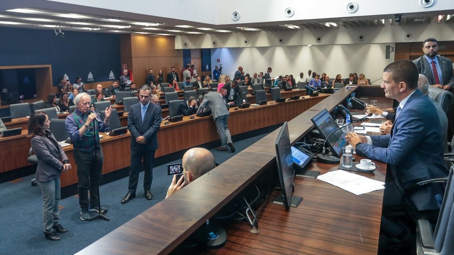 Douglas Ruas (PL) em sua primeira sessão como presidente da Alerj