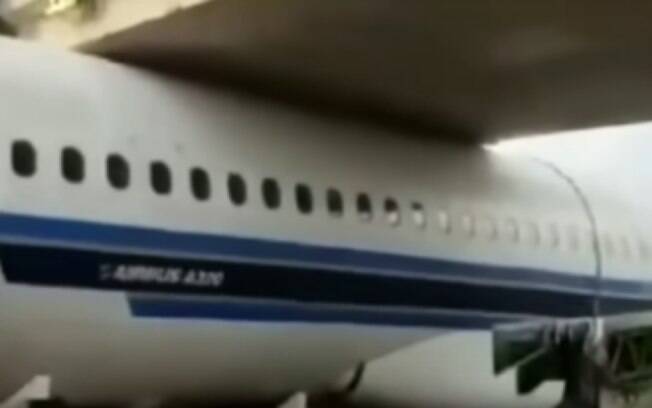Transportadora tentou transportar fuselagem da aeronave por baixo de um viaduto na China.