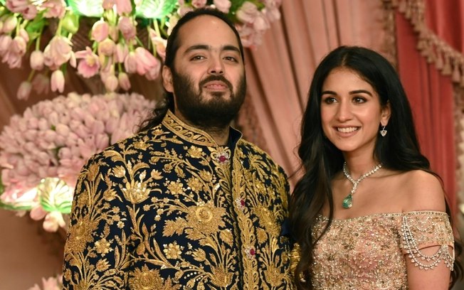 Anant Ambani e sua noiva Radhika Merchant em Mumbai, no dia 5 de julho de 2024