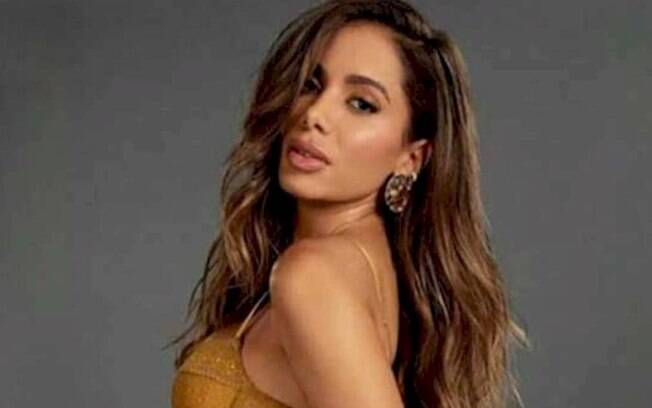 Anitta e Brunna Marquezine andam lado a lado no Paris Fashion Week