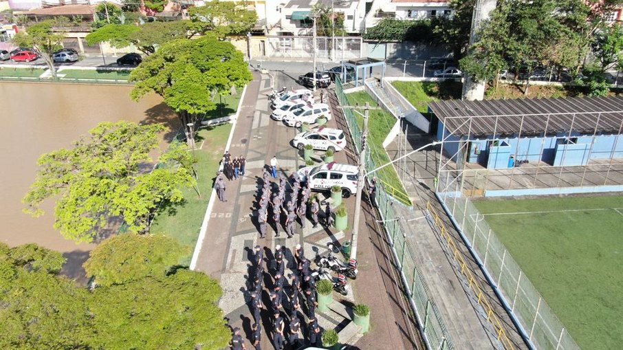 As ações contaram com quase cem agentes das três forças, um cão policial de faro, drones, 24 carros e 13 motocicletas. As ações contaram com quase cem agentes das três forças, um cão policial de faro, drones, 24 carros e 13 motocicletas.