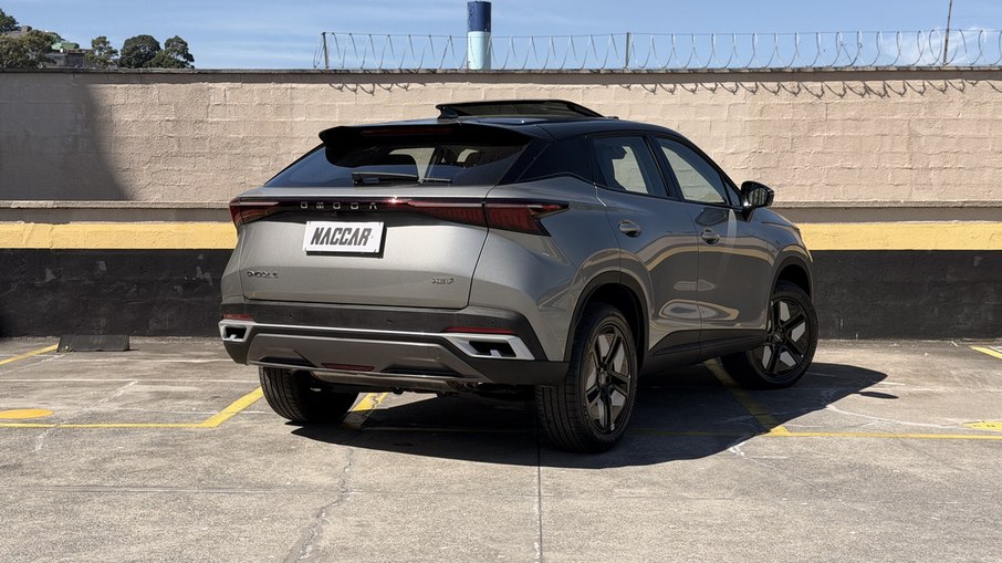 Traseira do Omoda 5 Prestige aposta em lanternas interligadas e perfil de SUV cupê.