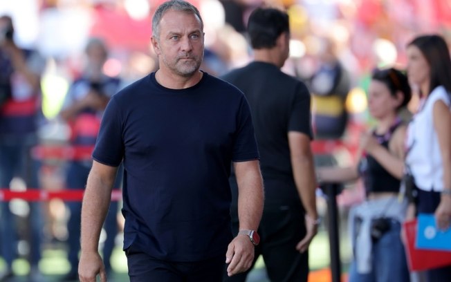 O técnico do Barcelona, Hansi Flick, antes do jogo contra o Girona pelo Campeonato Espanhol