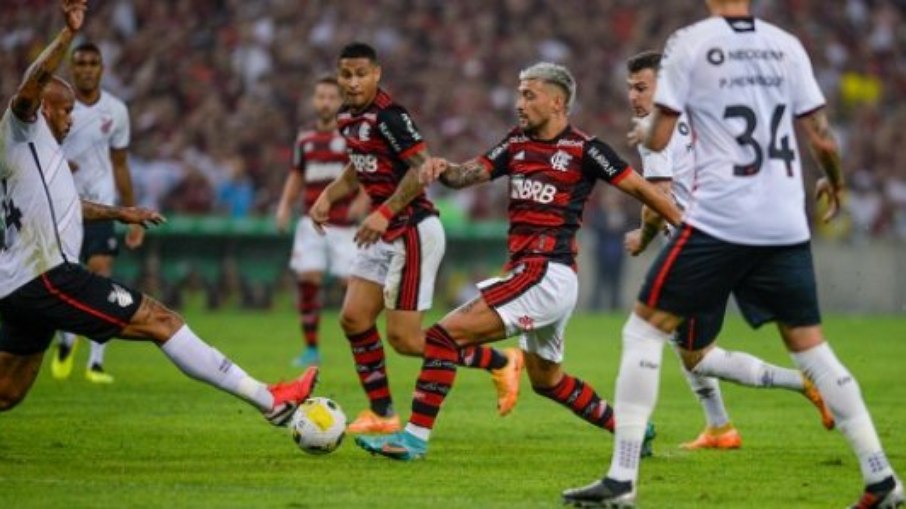 Jogo entre Flamengo e Athletico-PR teve briga generalizada