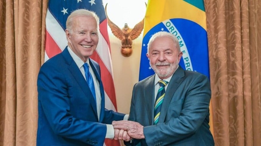 Depois, Biden irá ao Rio de Janeiro para se encontrar com o presidente brasileiro Luis Inácio Lula da Silva e participar da cúpula do G20 - grupo que reúne as principais economias do mundo.