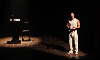 Ator estreia monólogo sobre relacionamento abusivo homoafetivo