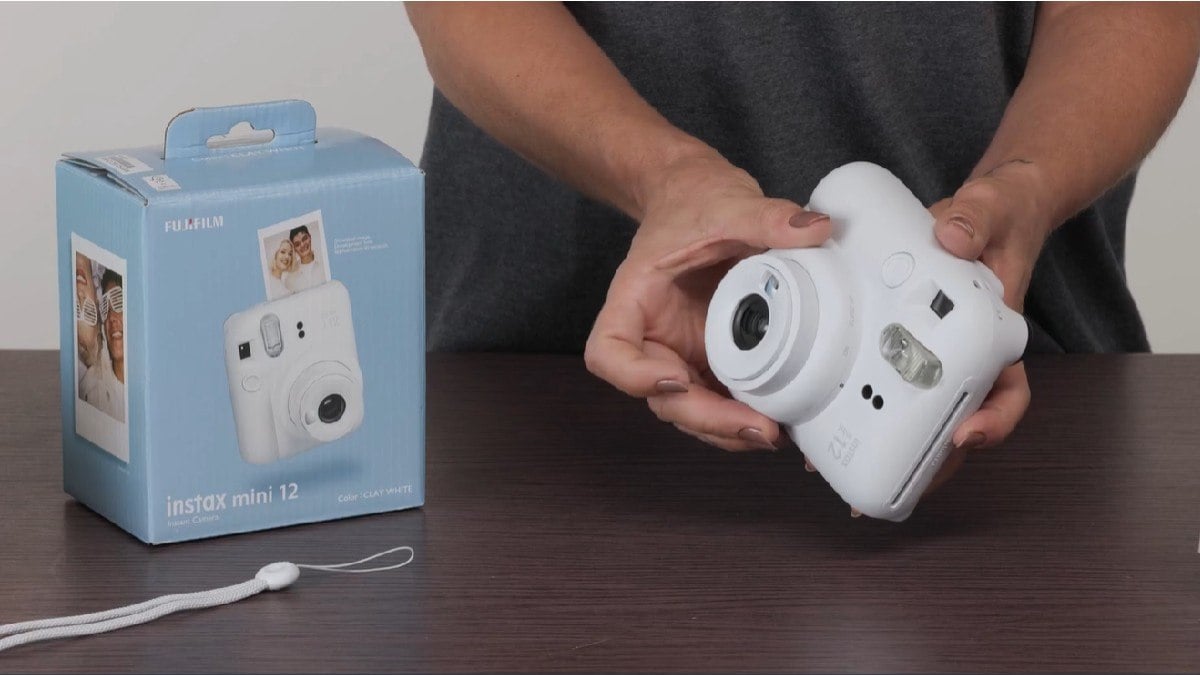 Câmera Instax Mini 12 na cor branco marfim