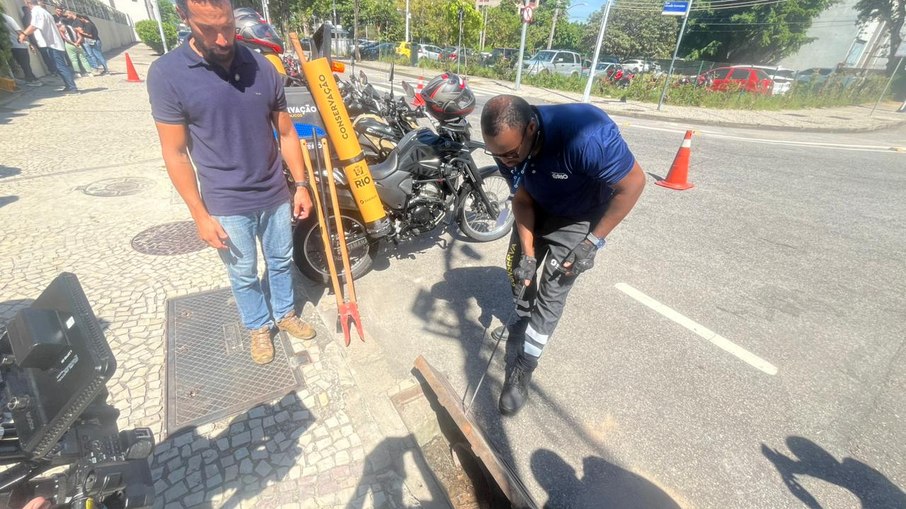 Agente da Prefeitura do Rio demonstra o uso das ferramentas para desobstrução de bueiros em área urbana da cidade. Agente da Prefeitura do Rio demonstra o uso das ferramentas para desobstrução de bueiros em área urbana da cidade.
