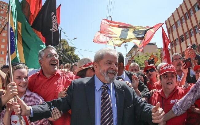 Lula é recebido por militantes em dia de depoimento; pesquisa CNT mostra que ele segue sendo favorito, mesmo condenado