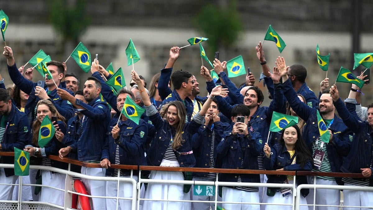Delegação brasileira desfila na abertura das Olimpíadas