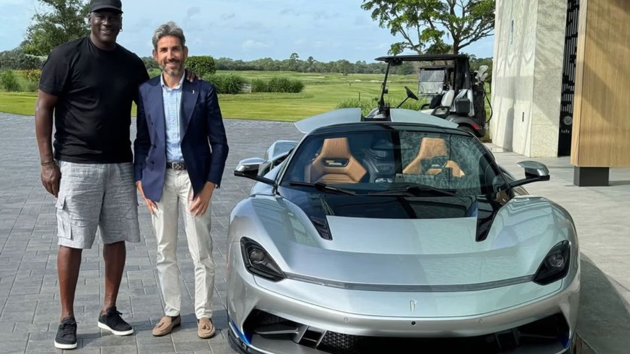 Micael Jordan ao lado de seu Hennessey Venom F5 Roadster 