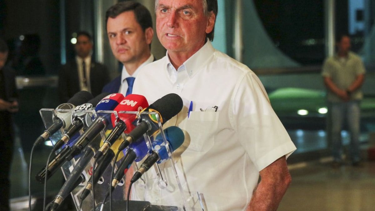 Presidente Jair Bolsonaro (PL) falando à imprensa