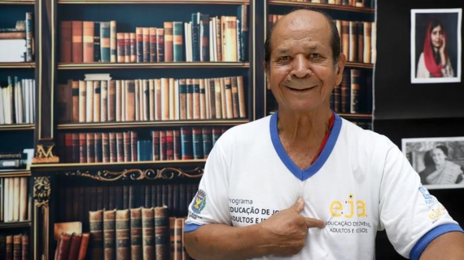 Manoel não desanimou e, aos 77 anos, entrou no curso; agora já consegue ler e fazer contas.