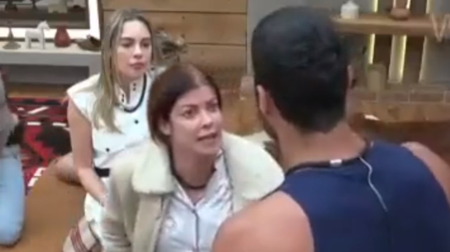 Jaquelline e Shay batem boca em briga generalizada