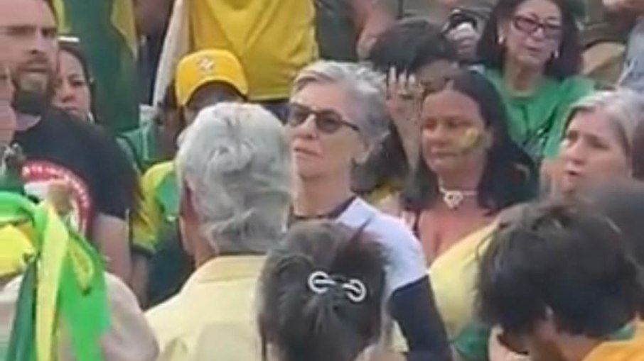 Após causar mal-estar na Globo, Cássia Kis vai em novo ato antidemocrático