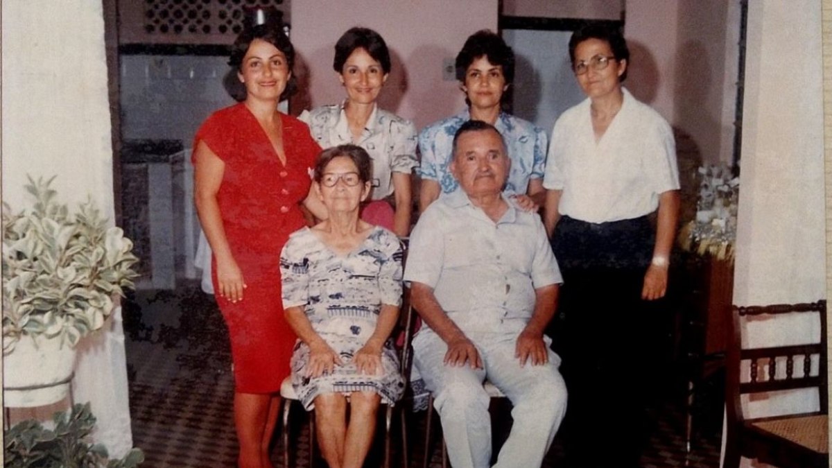 Beatriz Ferreira Duarte com o marido e as quatro filhas na comemoração de 50 anos de casados
