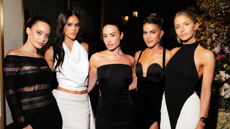Em Paris, Bruna Marquezine posa ao lado de Demi Lovato