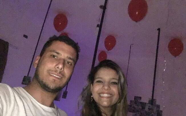 Bruno e Yara estão juntos há dez anos e sempre comemoram seus aniversários, sem se importar com a pressão para casar