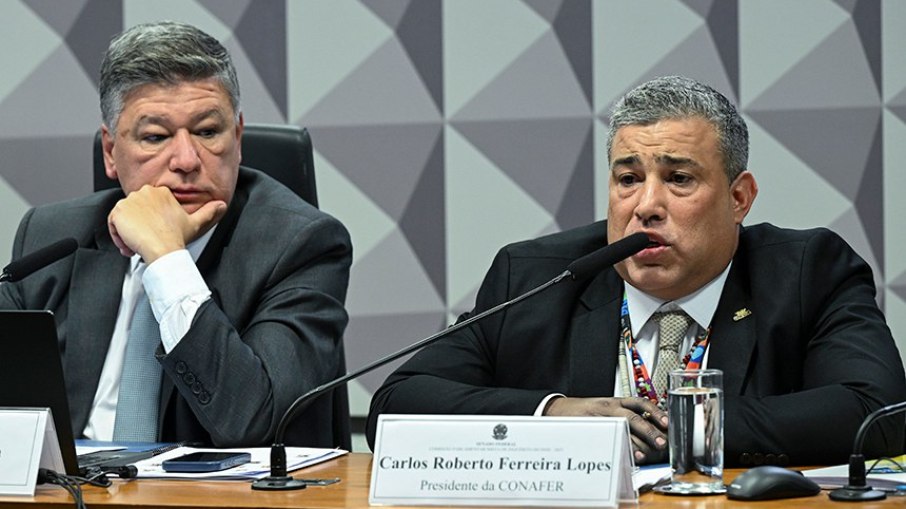 O presidente da CPMI, senador Carlos Viana (esq.), e Carlos Roberto Ferreira Lopes, presidente da Conafer (dir.) no Senado